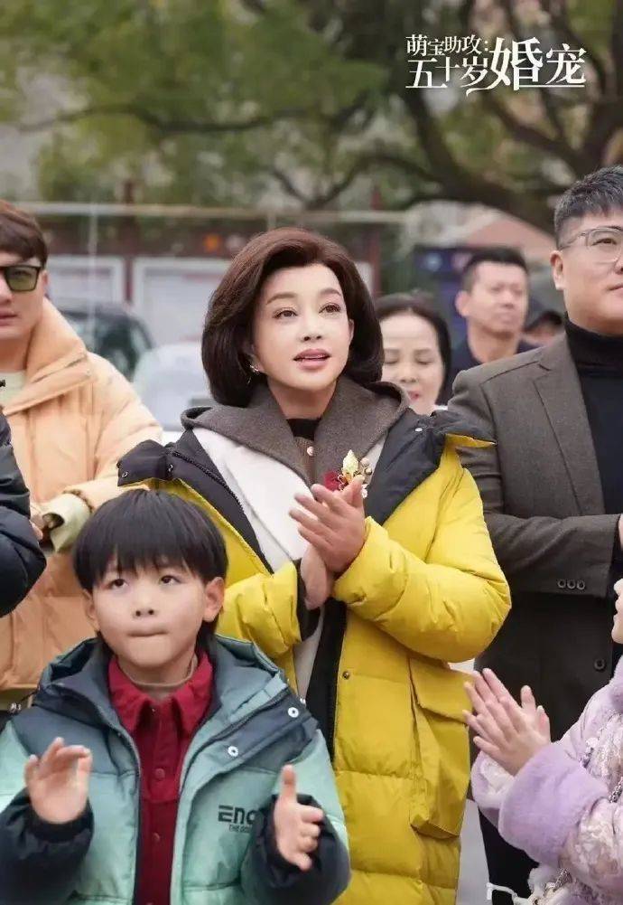 74岁的演员刘晓庆主演的短剧《萌宝助攻:五十岁婚宠》开机了