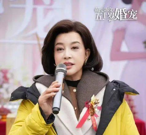 74岁的演员刘晓庆主演的短剧《萌宝助攻:五十岁婚宠》开机了
