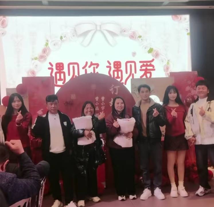 18岁双胞胎姐妹和双胞胎兄弟订婚!官方回应:可办婚宴不能领证